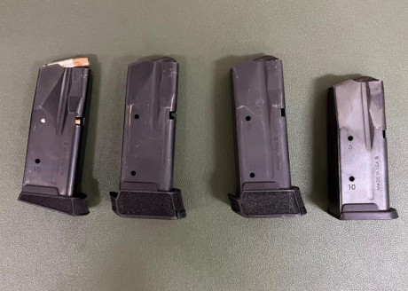 Muy pocos disparos (lo justo para probarla), y muy poco uso, se vende el lote, con los 4 cargadores y 10