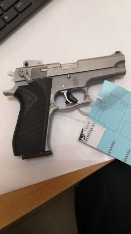 Buenas tardes,  un compañero esta buscando cargadores para una Smith & Wesson 3906 como la de la foto. 00