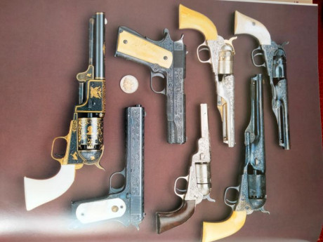 Hola, 
Voy a poner a la venta varios libros sobre armas COLT , empiezo con uno sobre los revolver tipo 62
