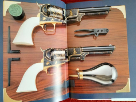 Hola, 
Voy a poner a la venta varios libros sobre armas COLT , empiezo con uno sobre los revolver tipo 61