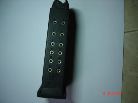 2 caradores para glock y 1 portarargador de 1.
1 cargador de 15 de capacidad.
1 cargador de 10 de capacidad
todo 02
