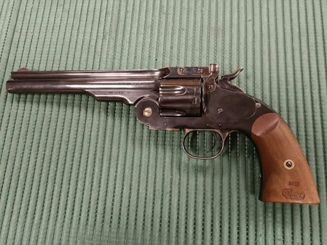 Hola, un amigo me pide ponga a la venta su revolver schofield.
Usado 4 veces, esta impoluto.
Calibre 45 01