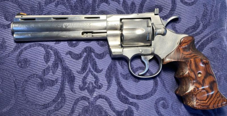 Vendo Colt Phyton de 6 pulgadas con cachas de platico y de cocobolo.
Poco usado. Se vende con caja original 00