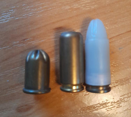 Hola compañeros.

En otro día un amigo me regaló unos cartuchos de fogueo de 9mm. Voy a probarlos en mi 10