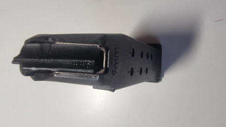 Vendo cargadores de Glock 26  capacidad de 10 cartuchos.  
Dispongo de 4 unidades a 30 euros cada uno, 01