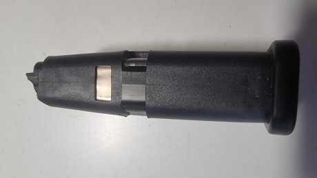 Vendo cargadores de Glock 26  capacidad de 10 cartuchos.  
Dispongo de 4 unidades a 30 euros cada uno, 00