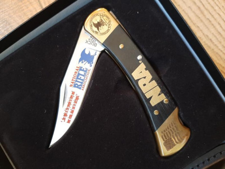 Buenas a todos...

*SE VENDE:* 

Navaja BUCK modelo 110, conmemorativa de la NRA (Asociación Nacinal del 00