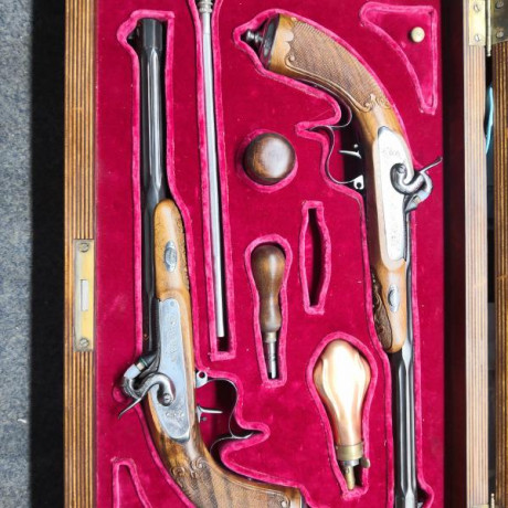 Vendo maletín de pistolas de duelo Gastinne Renette grabadas en oro, nuevas sin ningún disparo. Calibre 02