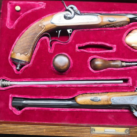 Vendo maletín de pistolas de duelo Gastinne Renette grabadas en oro, nuevas sin ningún disparo. Calibre 01