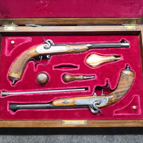 Vendo maletín de pistolas de duelo Gastinne Renette grabadas en oro, nuevas sin ningún disparo. Calibre 00
