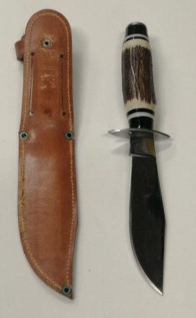 Antiguo cuchillo MUME (Predecesor de Muela) en impecable estado, la funda de cuero marrón tiene un pequeño 01