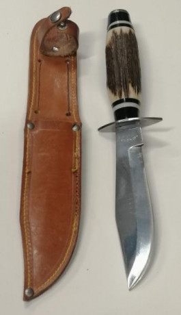 Antiguo cuchillo MUME (Predecesor de Muela) en impecable estado, la funda de cuero marrón tiene un pequeño 00