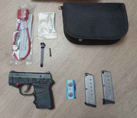 Hola, disponible S&W Bodyguard 9 corto con láser rojo integrado y los siguientes accesorios:

2 cargadores
1 00
