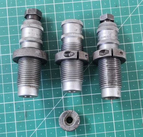 Se venden dies RCBS calibre 32 y turquesa RCBS calibre 38 wc.
Están en La Coruña.
100 euros más portes. 00