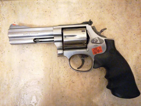 Puesto que hace años que no las uso, voy a poner a la venta varias armas, aquí van dos:
-	Revolver Smith 02