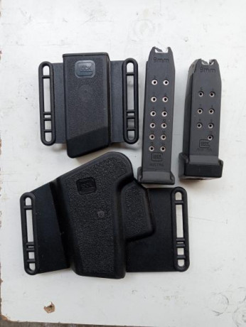 2 caradores para glock y 1 portarargador de 1.
1 cargador de 15 de capacidad.
1 cargador de 10 de capacidad
todo 00