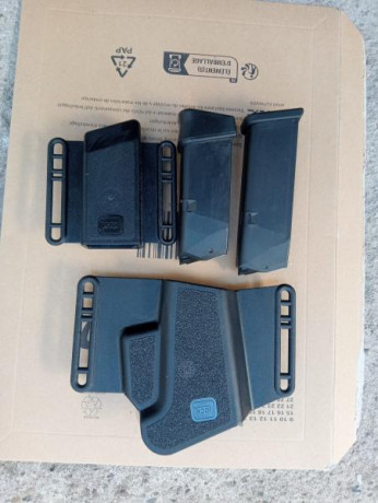 Vendo 2 cargadore para glock 
1 de 10 y 1 de 15 
1 porta cargador de 1
funda para glock.todo original 01
