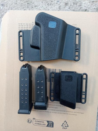 Vendo 2 cargadore para glock 
1 de 10 y 1 de 15 
1 porta cargador de 1
funda para glock.todo original 00