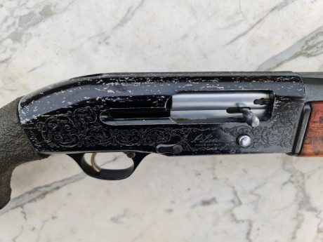 Escopeta de repeticion cal. 12, Beretta A302, con polichoques y llave, buen estado general y funciona 11
