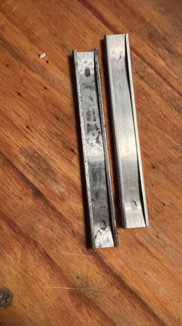 Se venden pareja de clips para Mauser C96 y Astras 900 y similar y bolsa precintada sin abrir de vainas 01