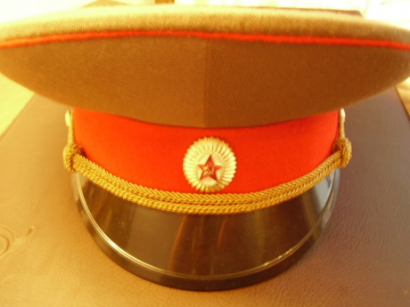 Hola a todos:

Vendo esta gorra de oficial del ejercito ruso, antigua URSS, en estado nueva.

Talla 54

Su 01