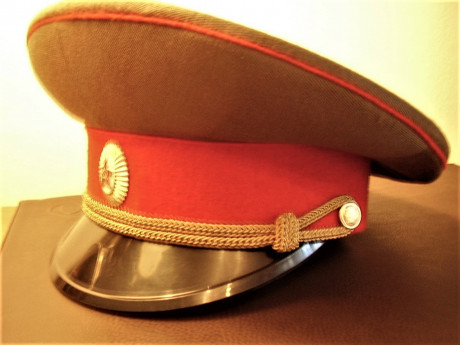 Hola a todos:

Vendo esta gorra de oficial del ejercito ruso, antigua URSS, en estado nueva.

Talla 54

Su 00