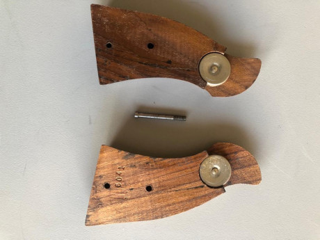 Vendo CACHAS ORIGINALES del Revolver clásico Smith & Wesson K-38 o también denominado Modelo 15-4

El 02