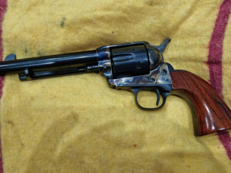 Vendo revolver UBERTI 45colt  de 7" y1/2 en libro de coleccionista esta sin estrenar y con certificado,,se 02