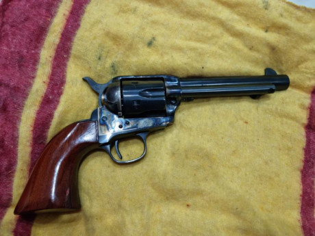 Vendo revolver UBERTI 45colt  de 7" y1/2 en libro de coleccionista esta sin estrenar y con certificado,,se 01