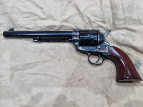 :Vendo revolver Uberti cl 45 Colt de 7" 1/2"
Sin estrenar ni un solo disparo,en libro de coleccionista 00