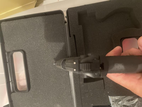 Hola pongo a la venta esta Walther p22
Guiada en F
Maletín original con otro lomo de empuñadura y otros 00