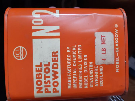 Hola compañeros. 
He encontrado esta vieja lata de pólvora que era de mi padre. Esta en un estado excepcional, 00