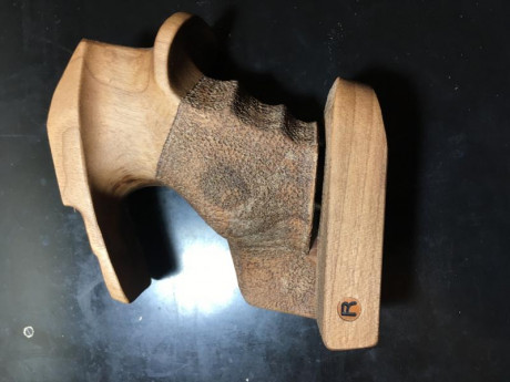 Se vende empuñadura rink nueva para steyr lp10,vale para todos los modelos de lp10,la cacha esta sin retocar 02