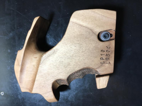 Se vende empuñadura rink nueva para steyr lp10,vale para todos los modelos de lp10,la cacha esta sin retocar 01