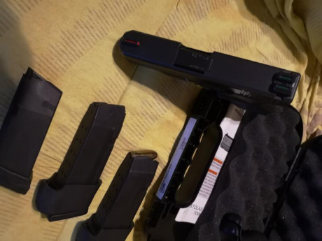 Buenas noches. Glock 30 guiada en F, 4 cargadores, disparador aligerado, miras etc, adjunto fotos cambio 01