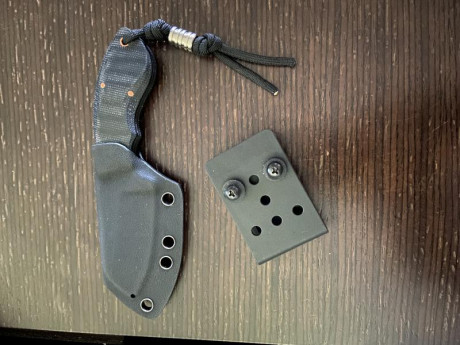 En venta este mini cuchillo de Boker en acero D2 con acabado en negro, cachas en micarta negra y cobre 02