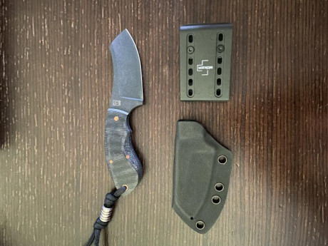 En venta este mini cuchillo de Boker en acero D2 con acabado en negro, cachas en micarta negra y cobre 01