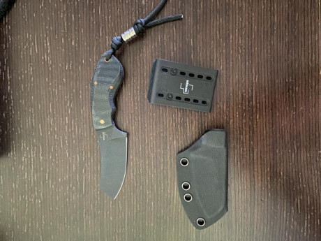 En venta este mini cuchillo de Boker en acero D2 con acabado en negro, cachas en micarta negra y cobre 00
