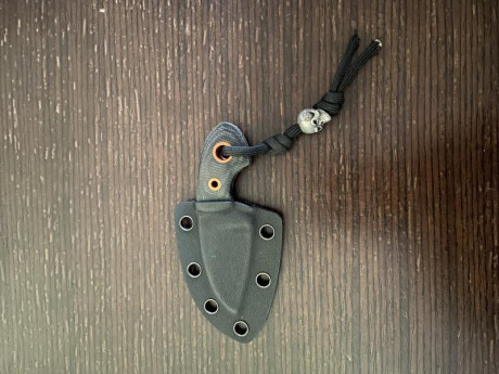 Cuchillo de cuello Boker en acero D2 y acabado en negro y cachas en micarta y cobre.
Sin uso y en perfectas 02