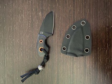 Cuchillo de cuello Boker en acero D2 y acabado en negro y cachas en micarta y cobre.
Sin uso y en perfectas 01