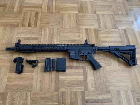 Buenas compañeros, a la venta una de mis armas más mimadas que tengo, puesta a capricho.
Rifle AR15
Marca: 02
