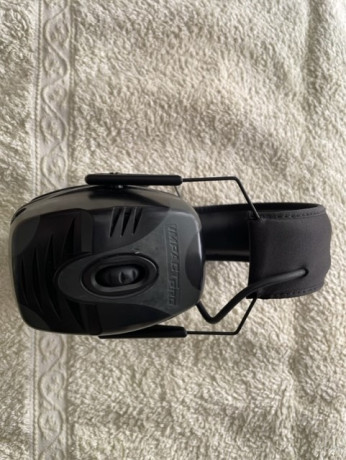 Por falta de uso pongo a la venta estos cascos electrónicos de la marca Howard Leight, tienen la posibilidad 02
