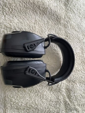 Por falta de uso pongo a la venta estos cascos electrónicos de la marca Howard Leight, tienen la posibilidad 01