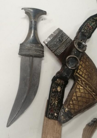 Un excelente ejemplar original de Jambiya o Jambia, el cuchillo yemení por autonomasia. Va completo con 02