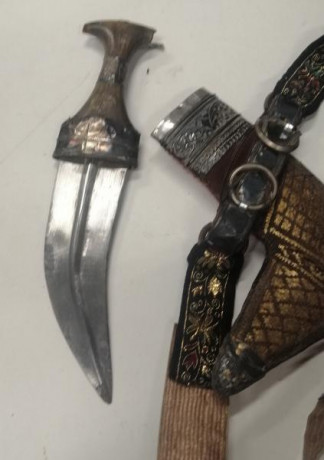 Un excelente ejemplar original de Jambiya o Jambia, el cuchillo yemení por autonomasia. Va completo con 01