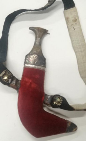 Un excelente ejemplar original de Jambiya o Jambia, el cuchillo yemení por autonomasia. Va completo con 00