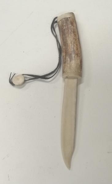 Cuchillo finlandés tallado a mano sobre el cuerno de un ciervo. Tiene una incrustación metálica que no 01