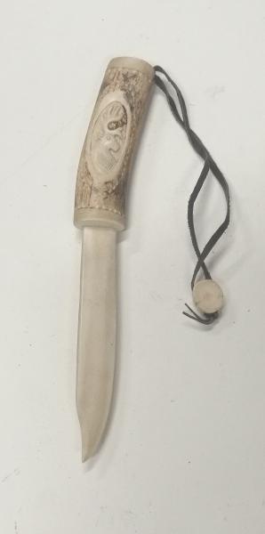 Cuchillo finlandés tallado a mano sobre el cuerno de un ciervo. Tiene una incrustación metálica que no 00