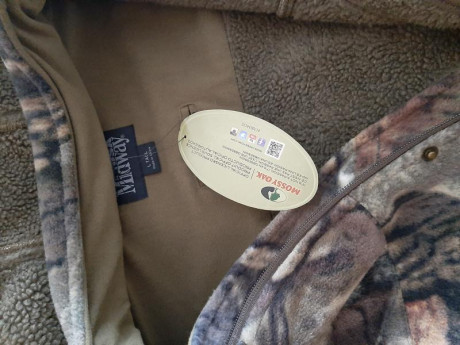 Hola a todos,

Pongo a la venta esta chaqueta para frío extremo, de la marca americana MidwayUSA, tiene 01
