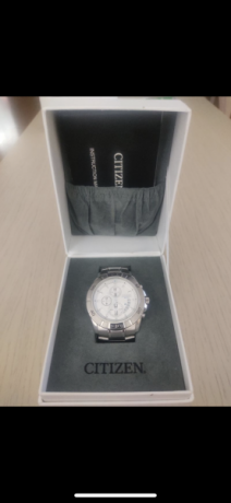 Buenas, vendo este reloj a estrenar de la marca Citizen. Con caja y papeles. El reloj tiene un precio 01